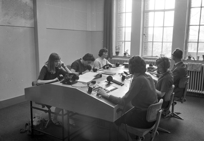 857721 Interieur van de nieuwe telefooncentrale van de N.S. in één van de hoofgebouwen te Utrecht.